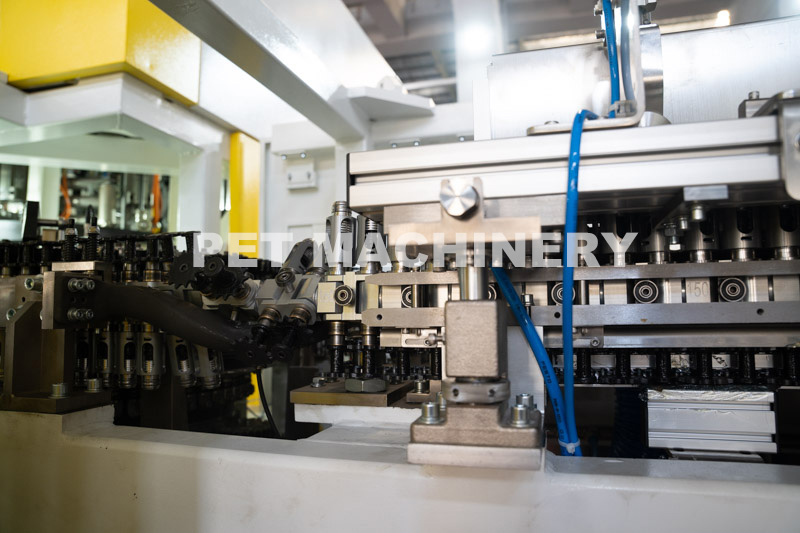 吹瓶机模架常斗动原因及解决办法